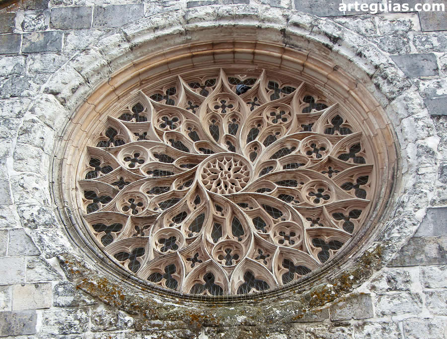 Precioso roset&oacute;n g&oacute;tico flam&iacute;gero. Vista desde el exterior