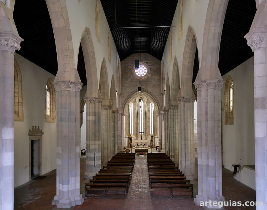 Panor&aacute;mica de la iglesia de Santa Mar&iacute;a de Gracia de Santar&eacute;n desde la puerta oeste