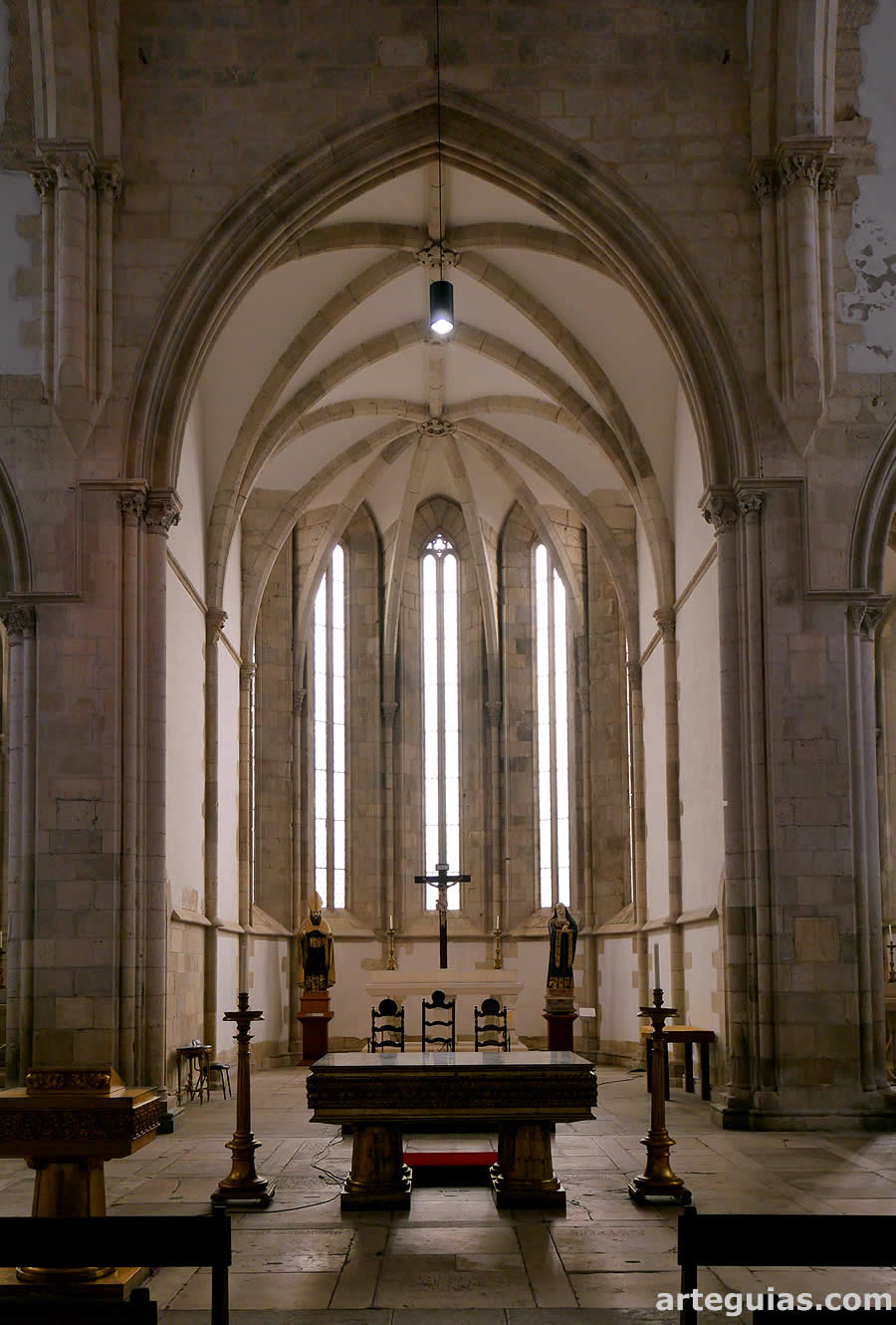 Interior del &aacute;bside principal