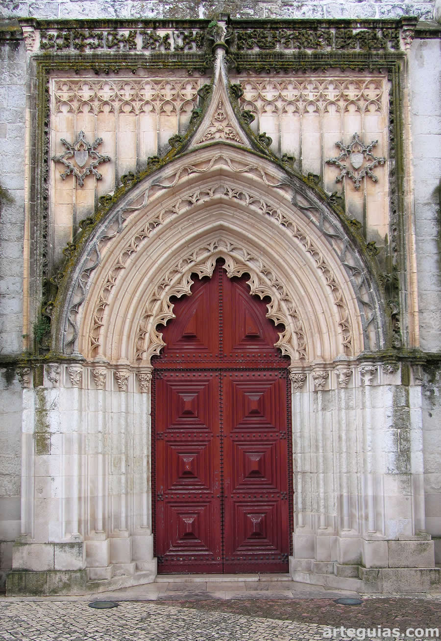 Portada de la iglesia de Santa Mar&iacute;a de Gracia de Santar&eacute;n