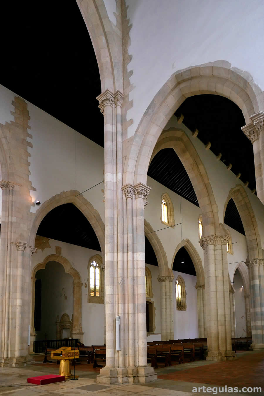 Arcos formeros y pilares con columnas