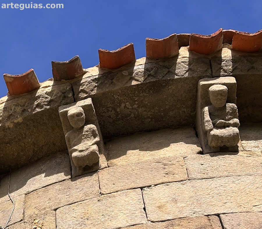Canecillos románicos antropomorfos de la cabecera