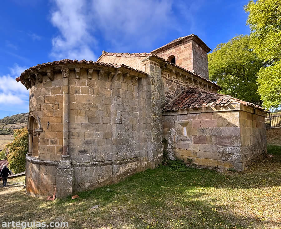 Iglesia de Santa María de Hoyos, Cantabria, desde el nordeste