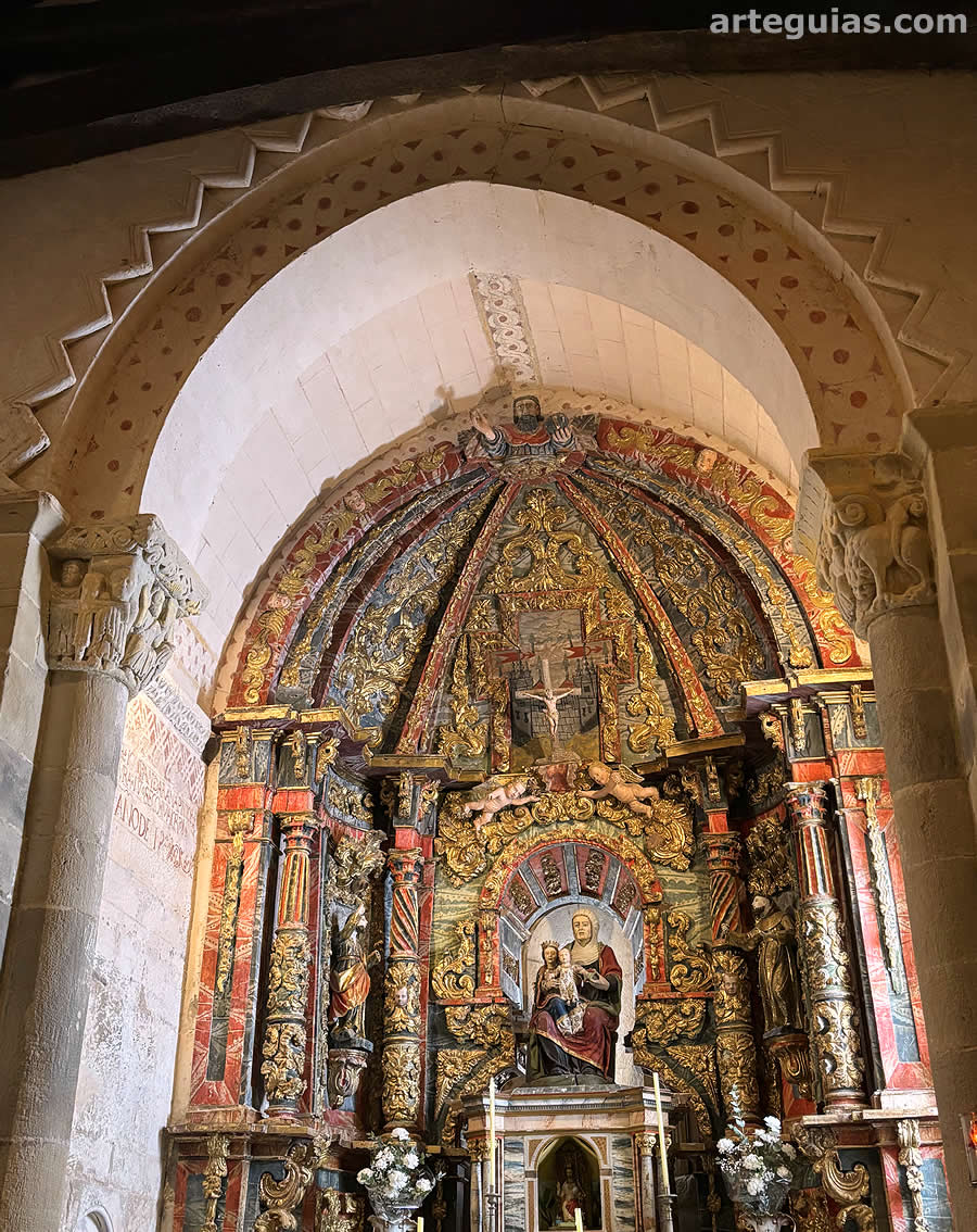 Interior de la cabecera de la iglesia cántabra de Santa María de Hoyos