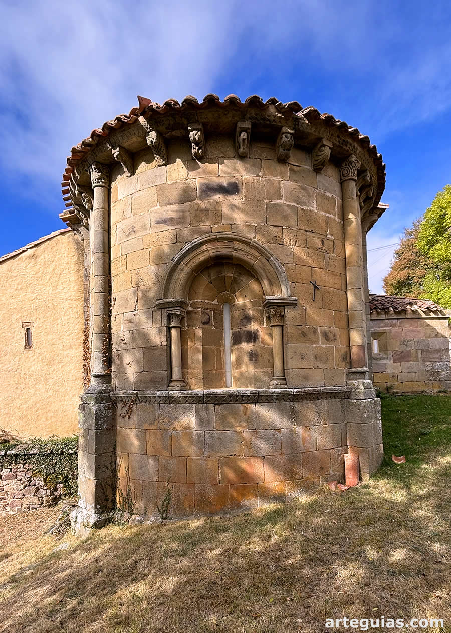Bonito ábside de Santa María de Hoyos