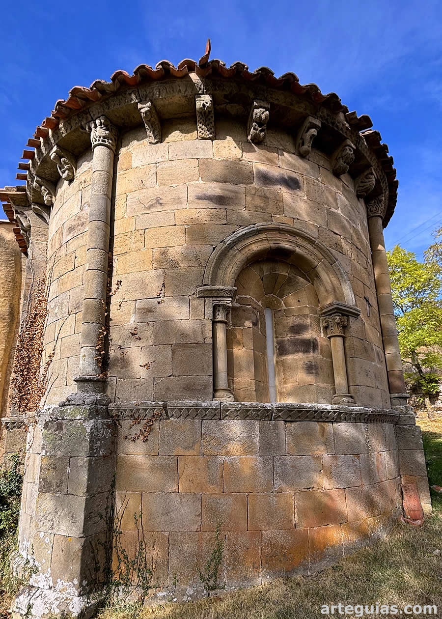 Guía de la iglesia de Santa María de Hoyos en Valdeolea, Cantabria