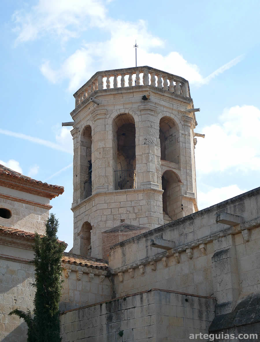 Campanario renacentista sobre el cimborrio románico