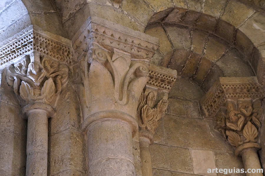 Iglesia de Santa María de Sant Martí de Sarroca, Barcelona: capiteles del interior del ábside
