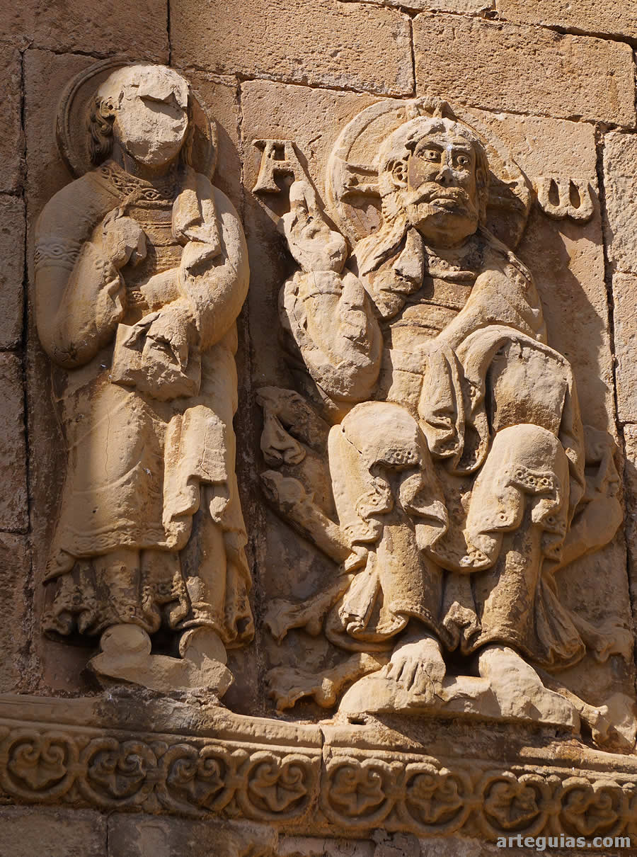 Iglesia de Santa María de Uncastillo: relieve sobre la puerta sur