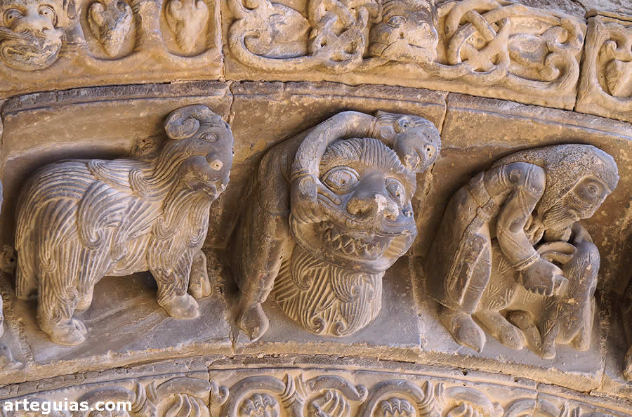 Iglesia de Santa María de Uncastillo: relieves de la arquivolta superior