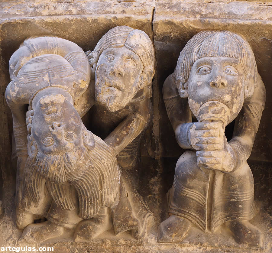 La escultura es la gran protagonista de esta iglesia románica de Uncastillo