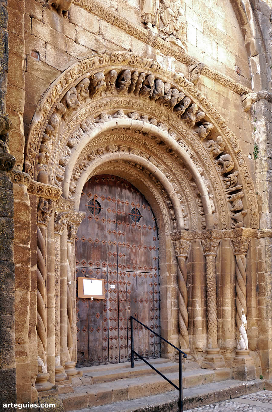 Portada monumental de la Iglesia de Santa María de Uncastillo