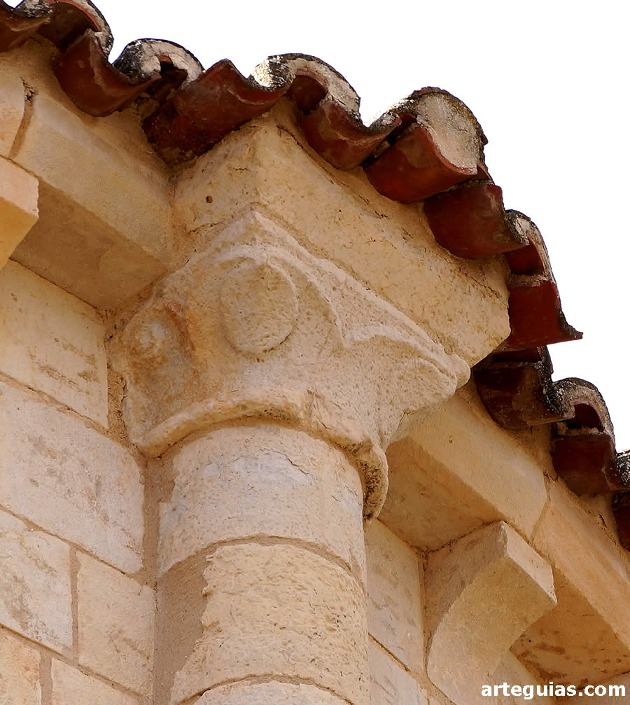 Capitel de uno de los ábsides