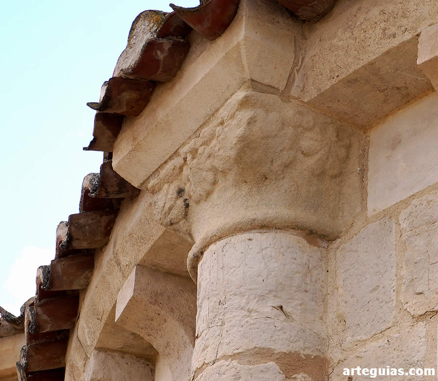 Capitel de una columna entrega del ábside