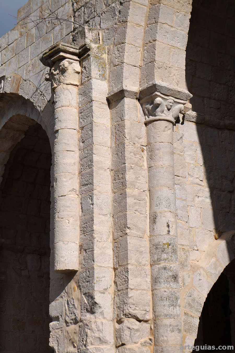 Pilar cruciforme de la cabecera que separa el ábside central del meridional