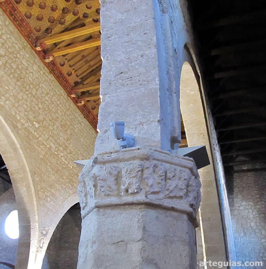 Pilar octogonal que recoge los arcos formeros