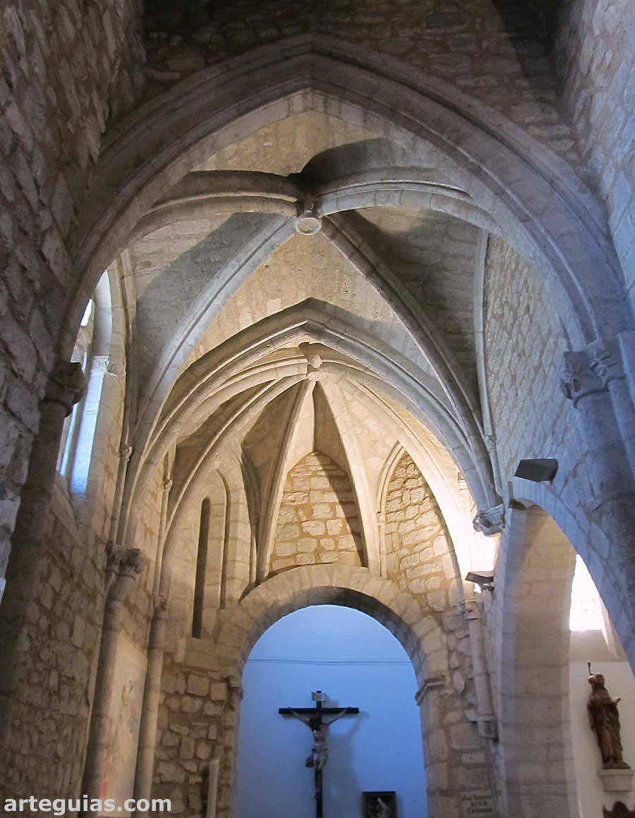 Absidiolo norte gótico con una abertura para la entrada a una nueva capilla