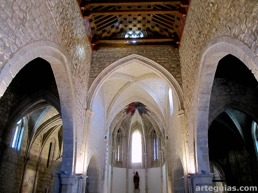 Interior con los tres ábsides