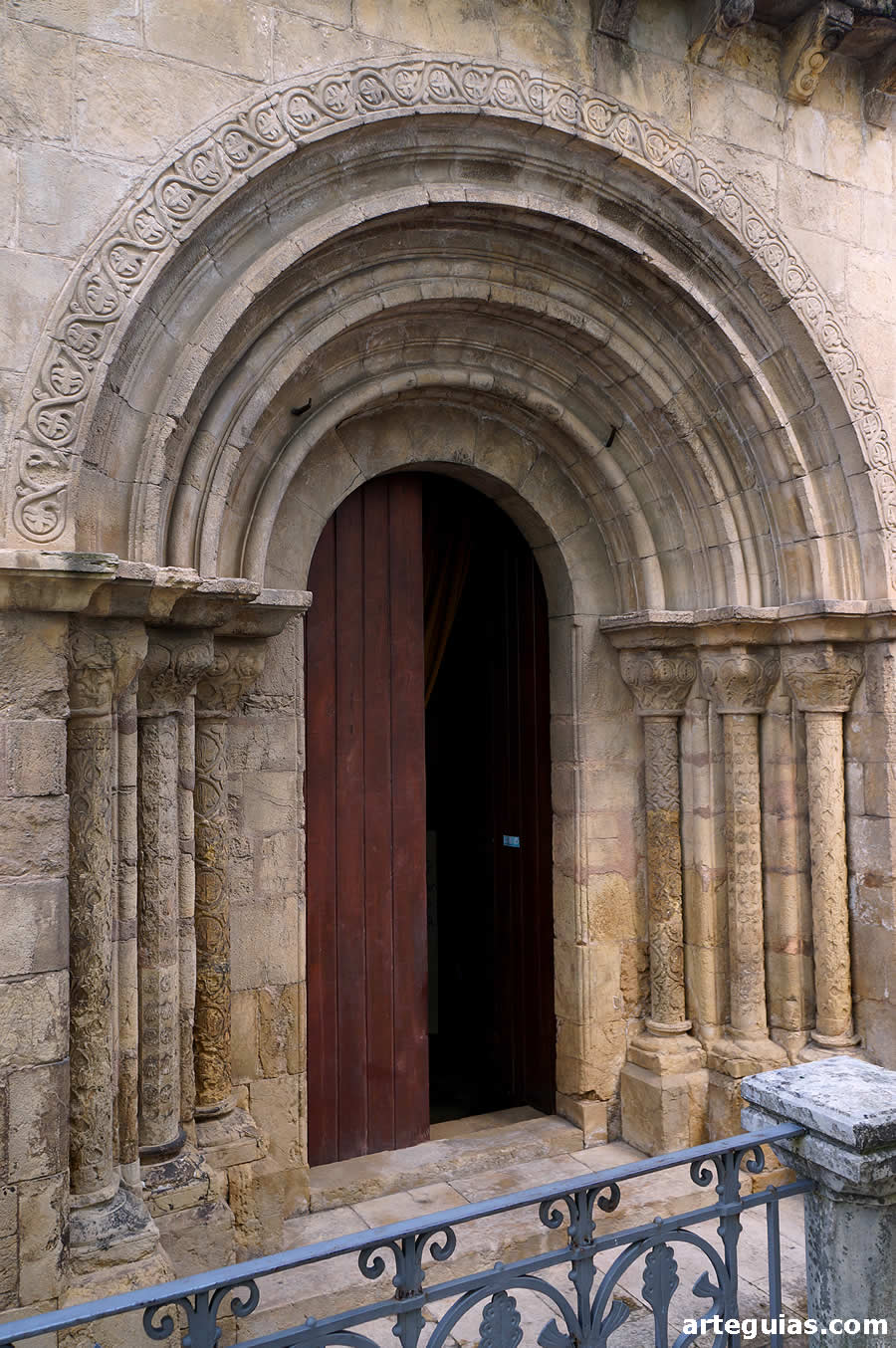 La puerta meridional de la iglesia de Santiago es bastante más sencilla
