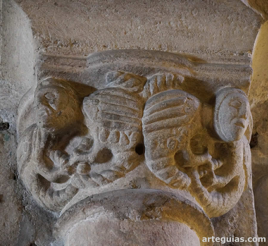 Capitel interior con arpías