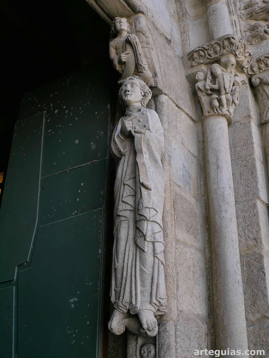 Apóstol San Juan en la puerta oeste