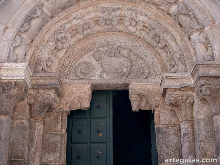 Tímpano, mochetas y columnas de la puerta septentrional