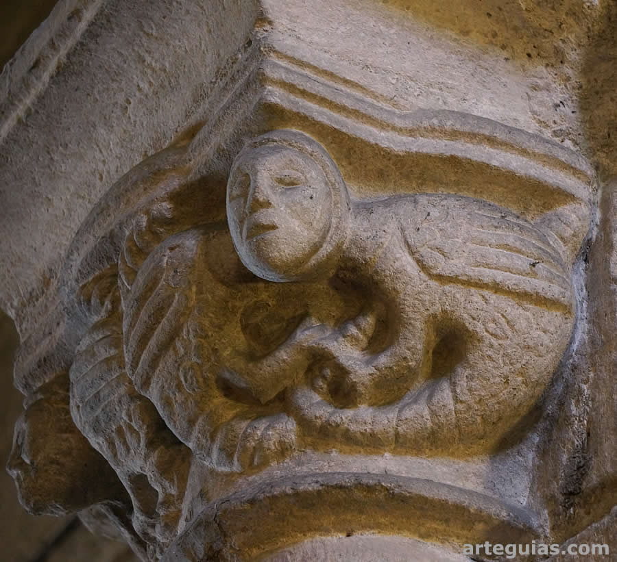 Otro capitel con arpías dentro de la iglesia coruñesa de Santiago
