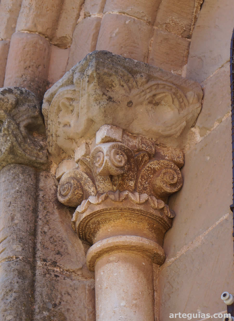 Capitel singular en uno de los ventanales del ábside