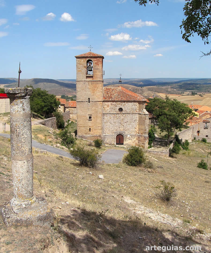 La iglesia de la Santísima Trinidad de Atienza con su puerta oeste y el campanario