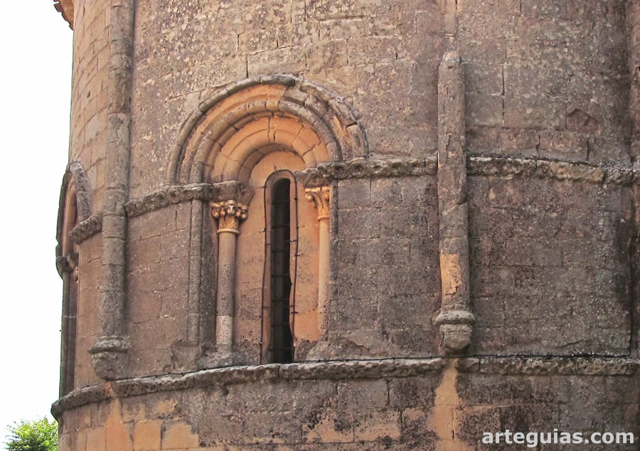 Ventanales, columnas entregas, cenefas y ménsulas con cabeza animales