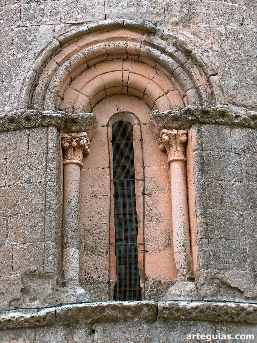 Ventanal del ábside. Iglesia atencina de la Trinidad