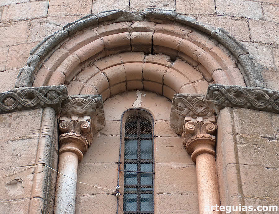 Ventanal románico del ábside