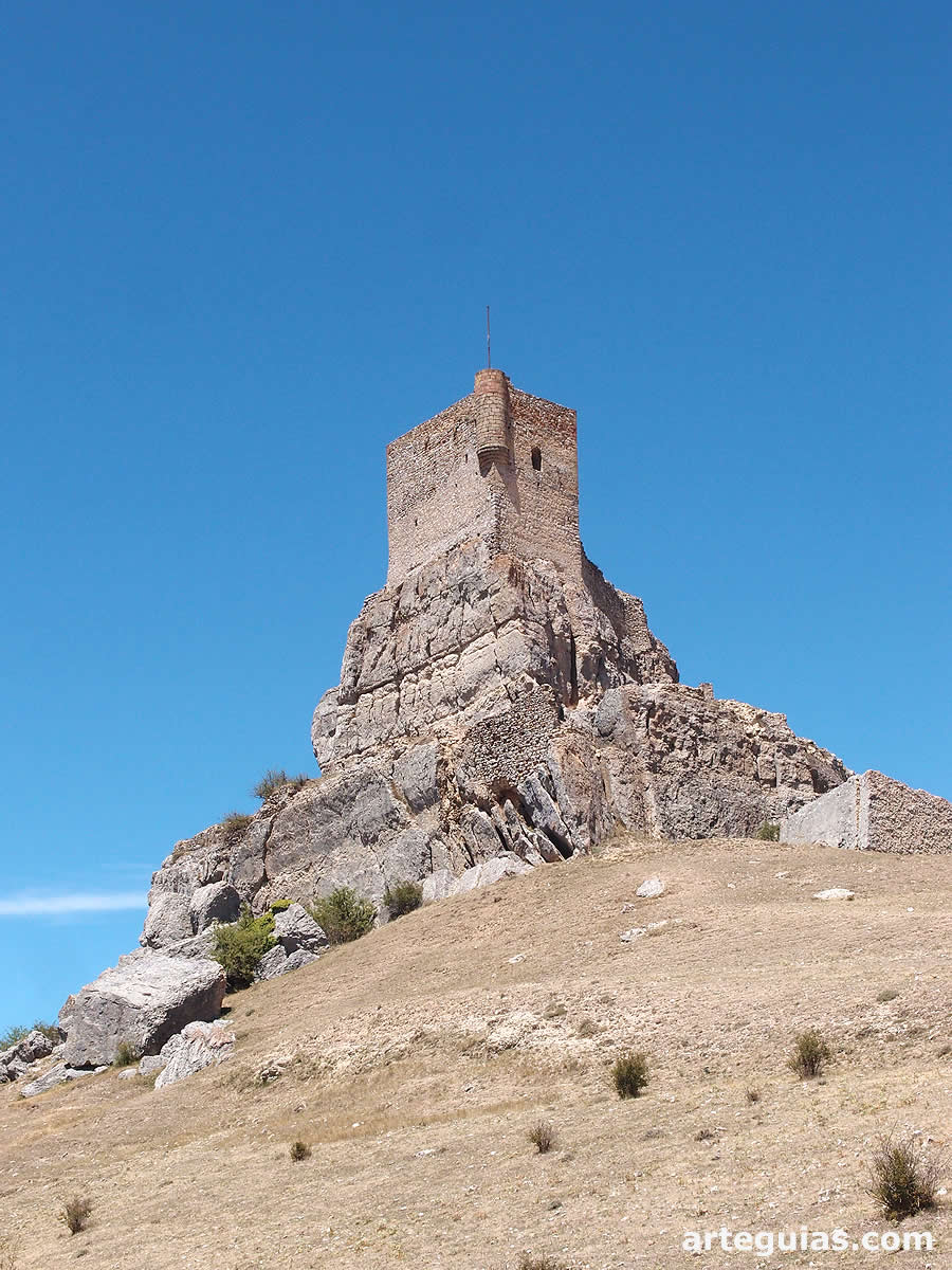 La iglesia de Santísima Trinidad está cera del castillo de Atienza