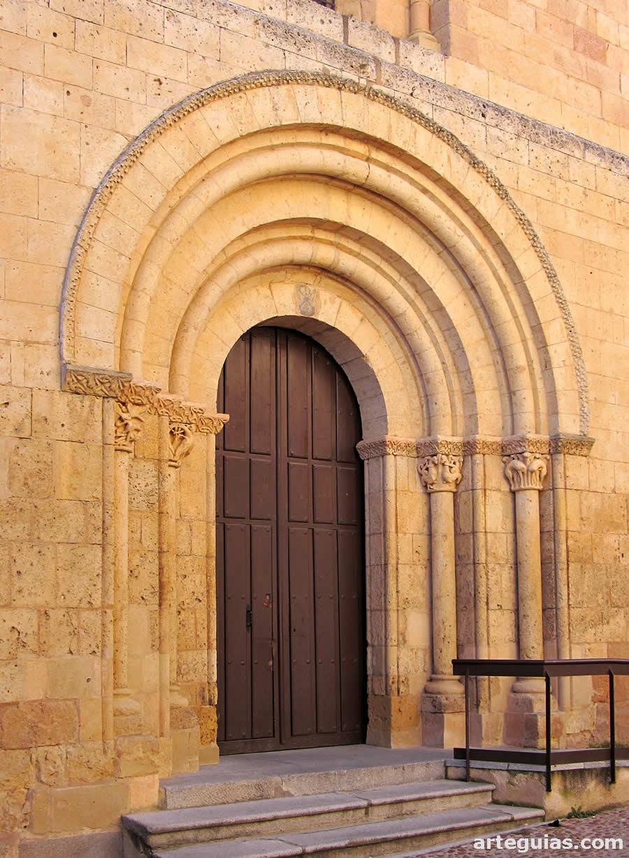 Iglesia de la Trinidad Segovia: puerta occidental