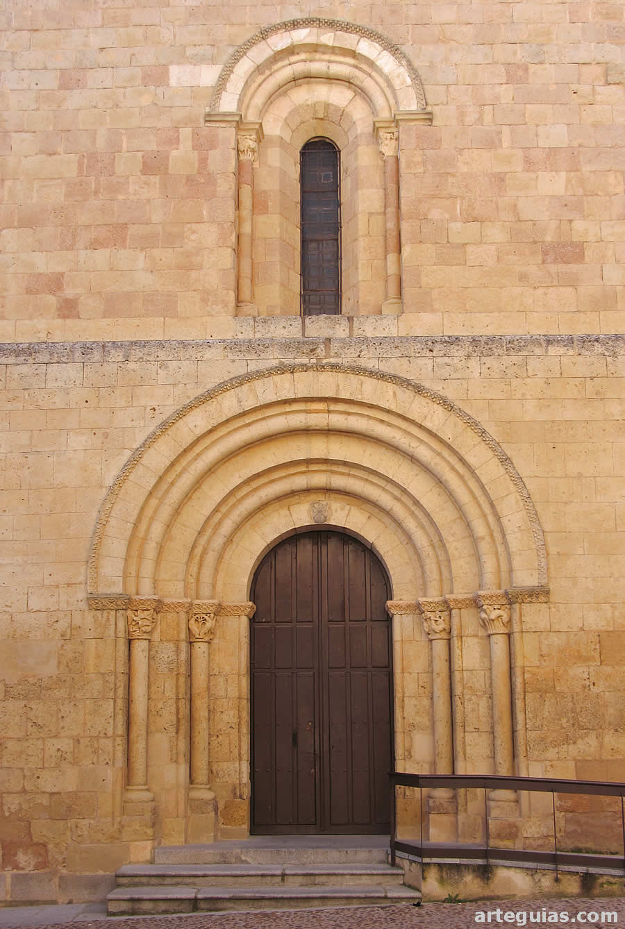 Fachada occidental de la iglesia