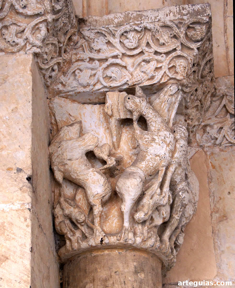apitel de grifos. Puerta sur de la Trinidad de Segovia
