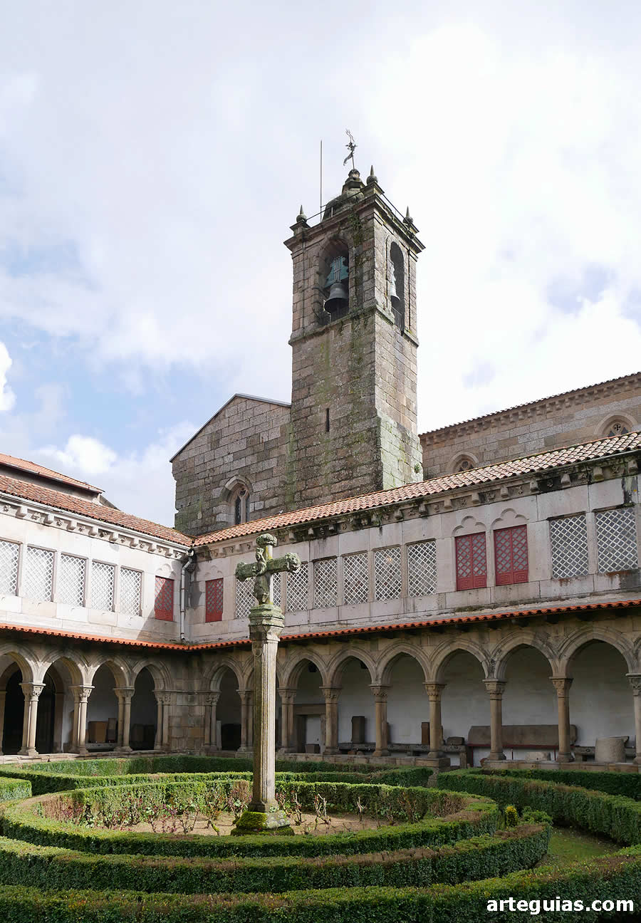 El claustro y la iglesia de Santo Domingo al fondo