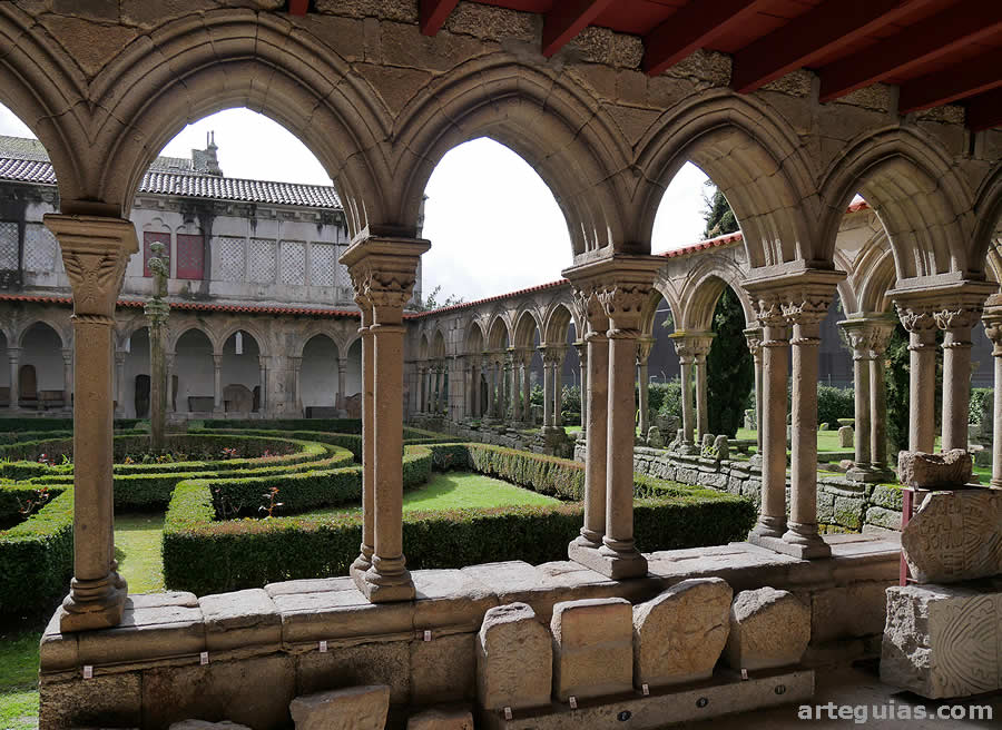 Panda del claustro con la colección del Museo Martins Sarmento