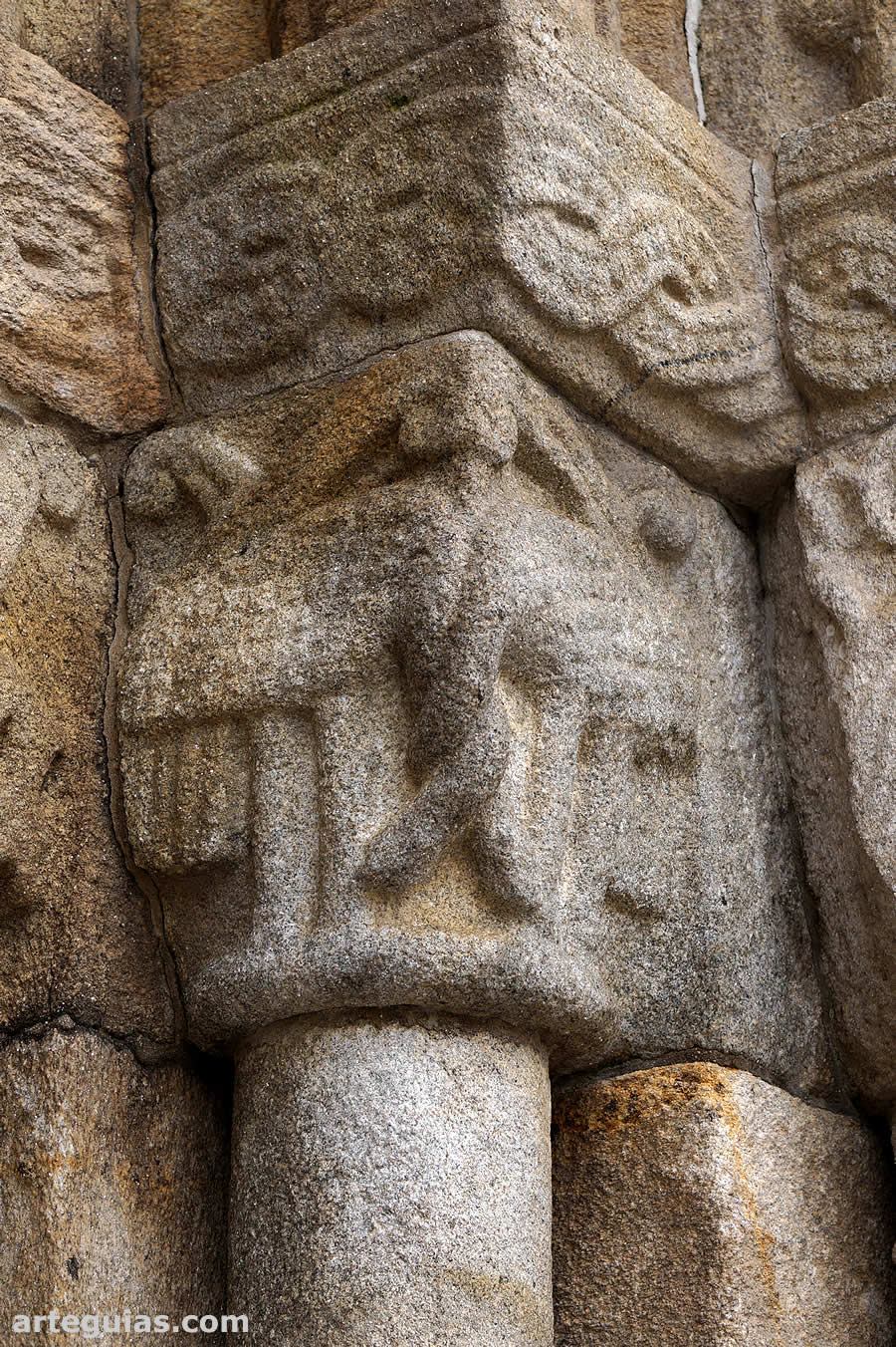 Capitel de la puerta occidental