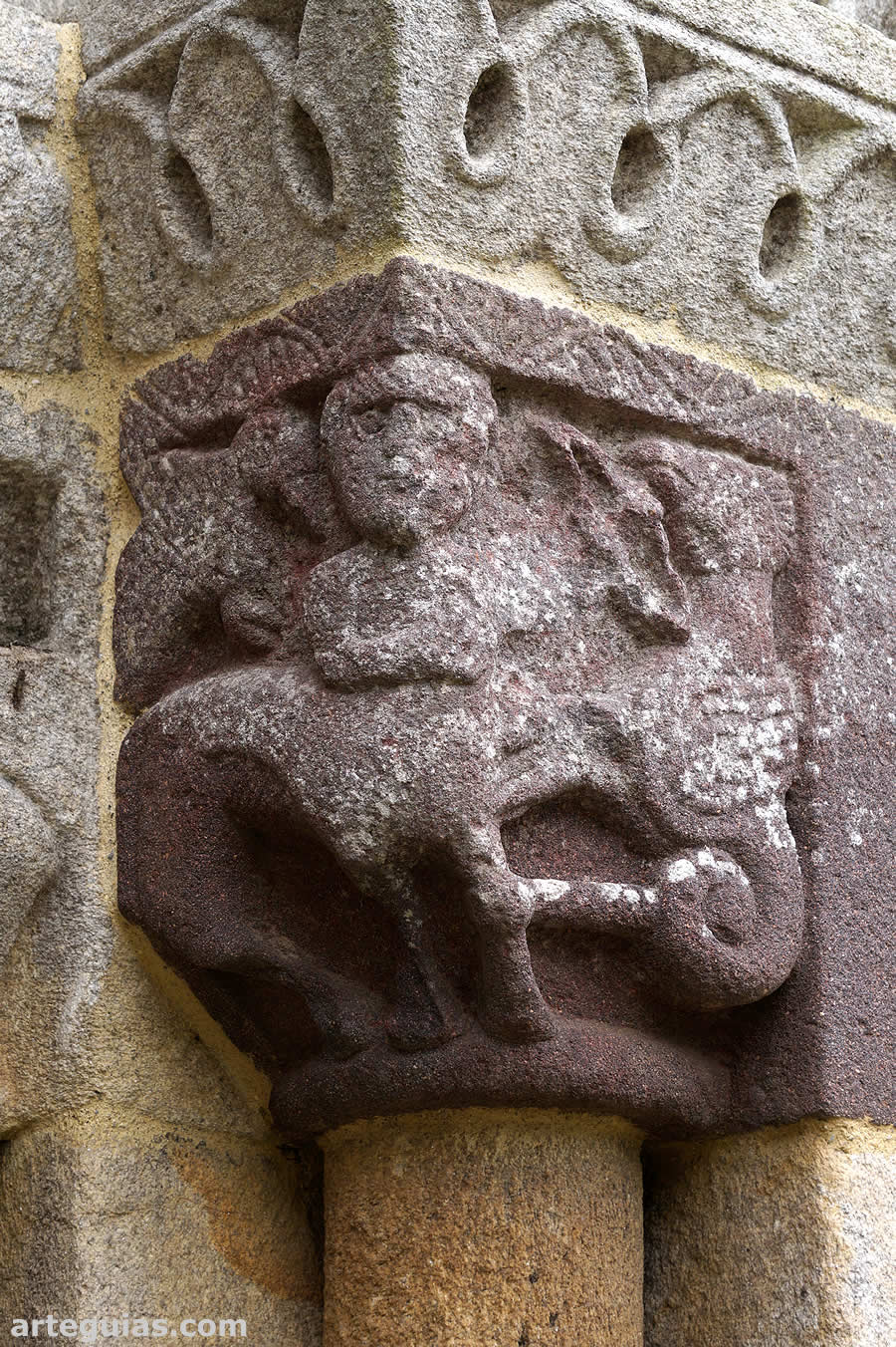 Capitel de la puerta norte: ave, centauro y basilisco