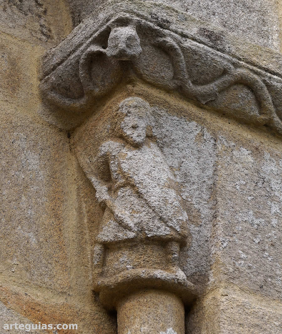 Capitel del ventanal del &aacute;bside