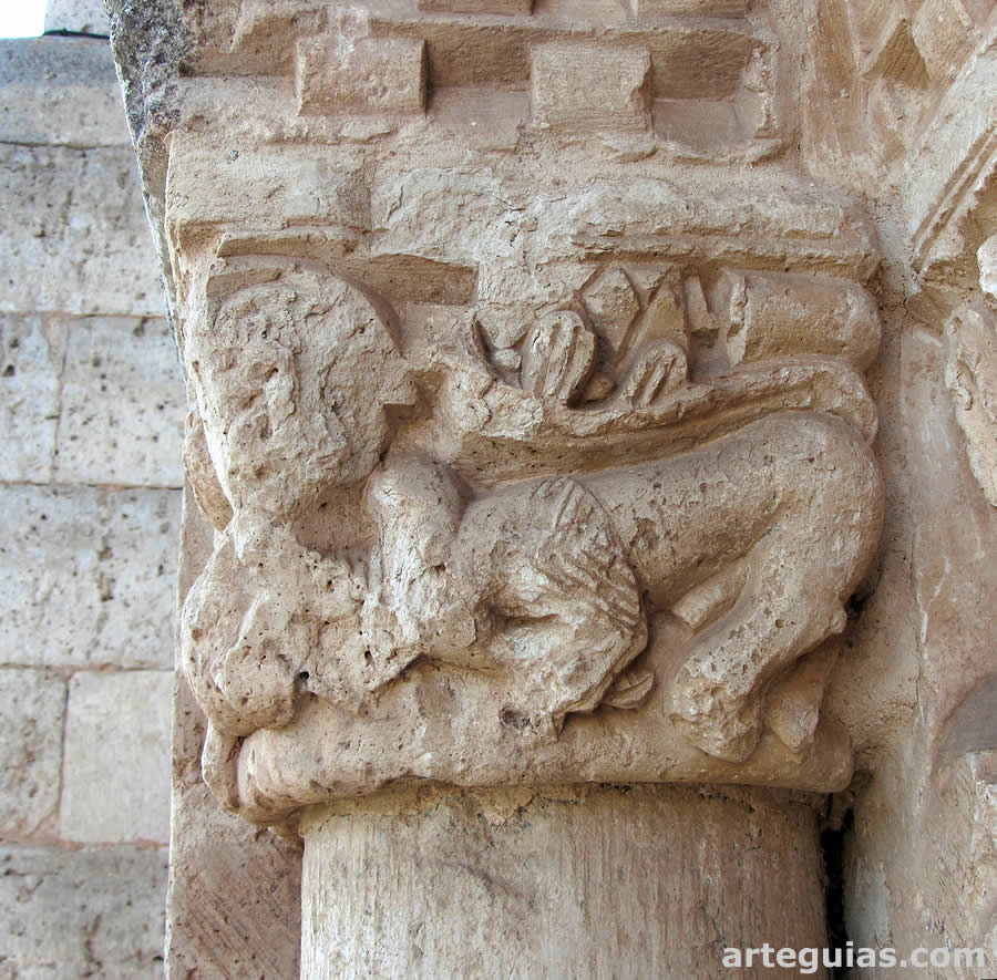 Capitelk con leones