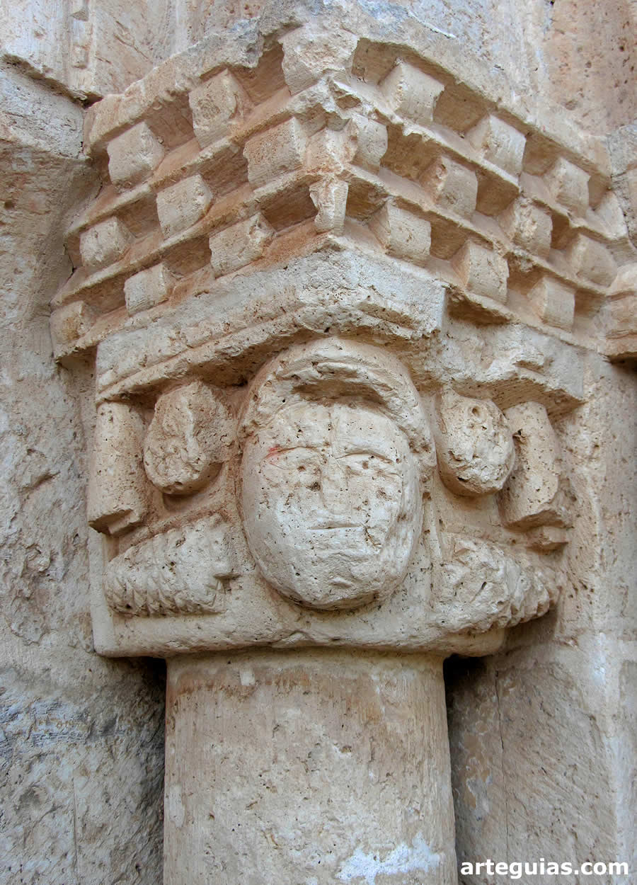 Iglesia de Susinos del Páramo: capitel de la puerta románica