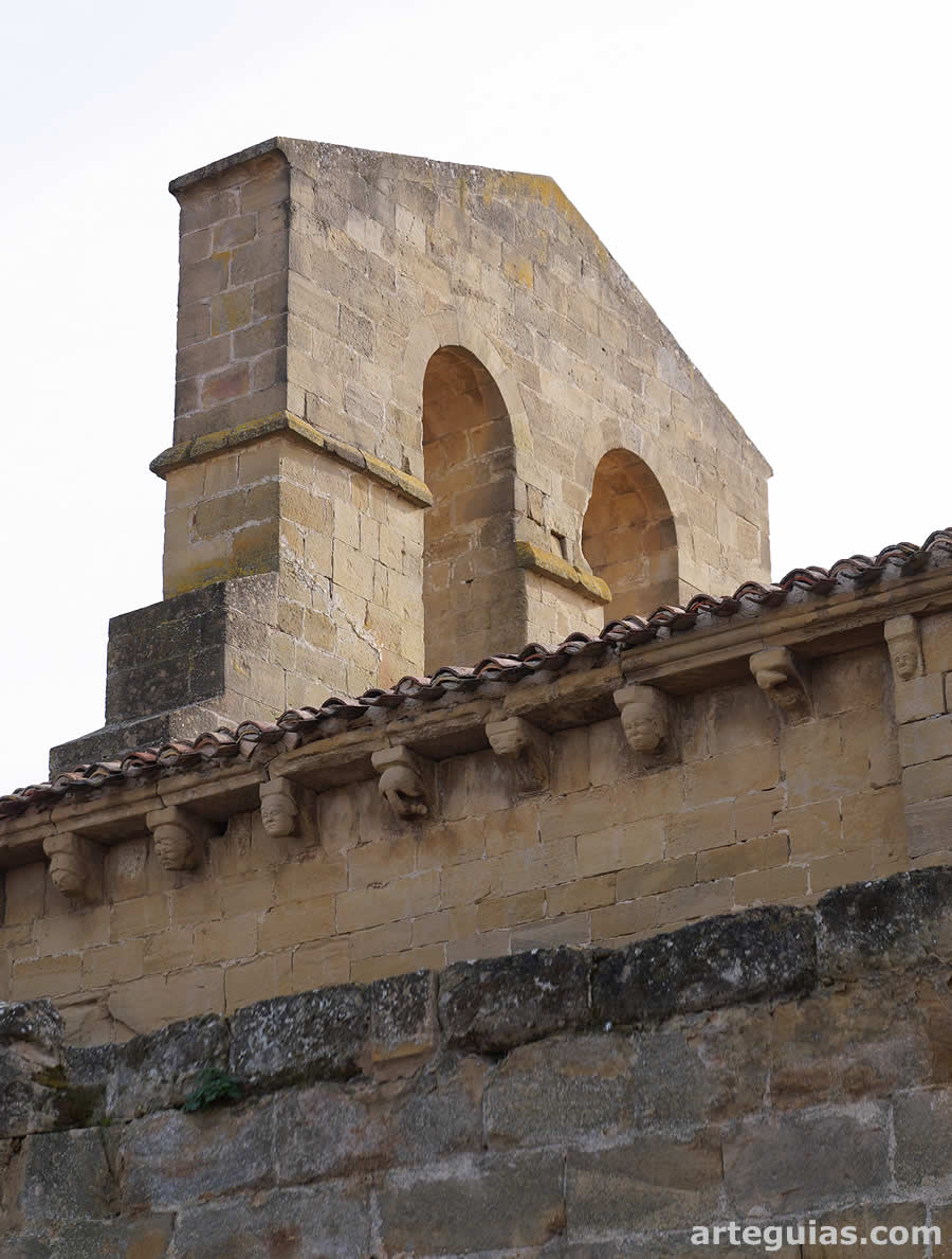 Espadaña reconstruida