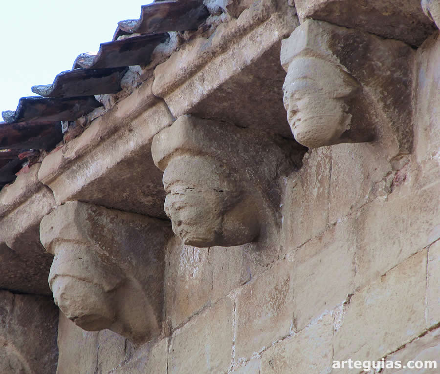 Canecillos de la cornisa norte
