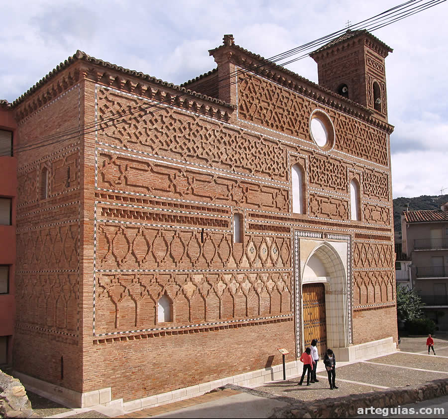 Fachada de la iglesia de Tobed