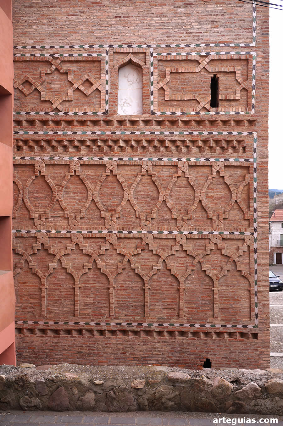Decoraci&oacute;n mud&eacute;jar con ladrillos en resalte