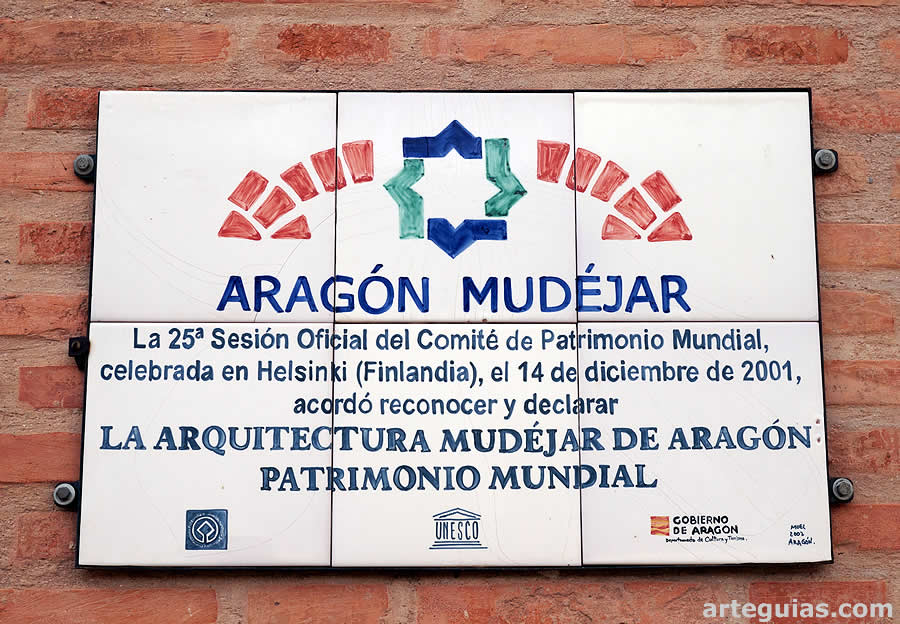 Letrero en la iglesia que acredita al mudéjar aragonés como Patrimonio Mundial de la UNESCO