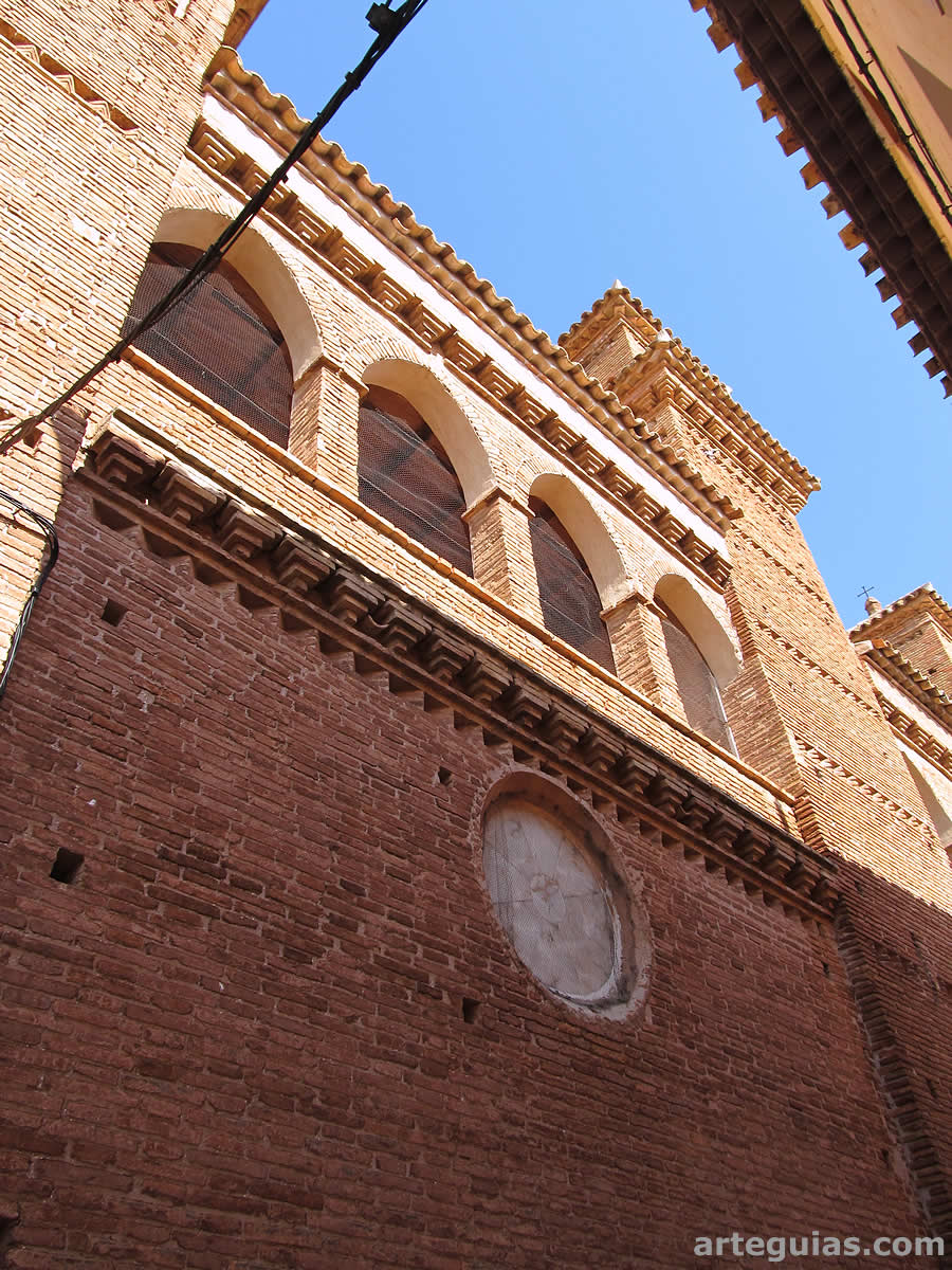 Paso de ronda que hace de la de Torralba de Ribota una iglesia fortaleza mudéjar
