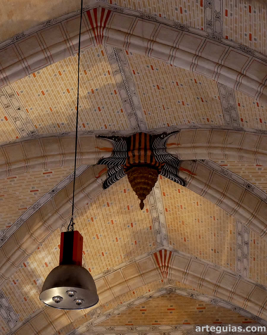 Bóveda de crucería con pinturas de dragones y una clave de mocárabes